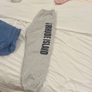 GILDAN SIZE SMALL UNI OF RHODE ISLAND SWEATS